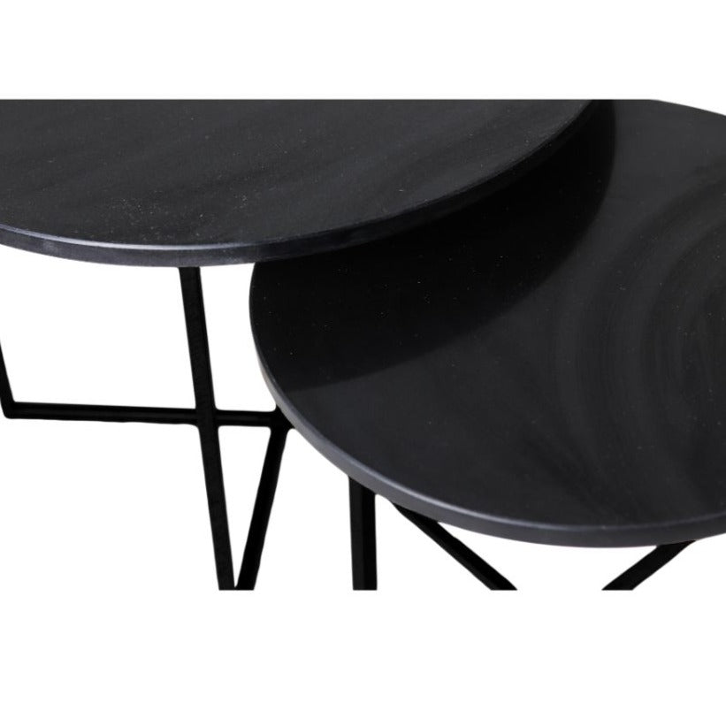 Laat tijdloze klasse de toon zetten in je interieur met deze zwart marmeren salontafels. Het unieke design, gecombineerd met de veelzijdigheid van twee formaten, biedt een garantie voor stijlvolle transformatie in elke kamer.